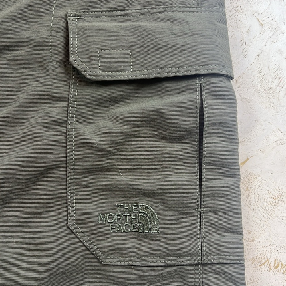 The North Face men’s cargo shorts olive green size large